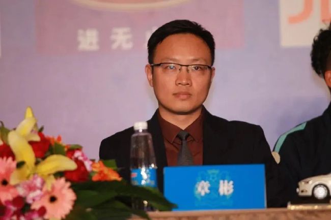 美女挺起双乳用鞭子打